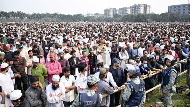 জানাজা: সংসদ ভবনের দক্ষিণ প্লাজায় লাখো মানুষের ঢল শহীদ শরিফ ওসমান হাদির জানাজায় লাখো মানুষের ঢল, কবির পাশে দাফন
